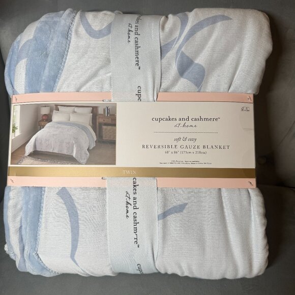 Cupcakes &‎ Cashmere Blue & White Bow Reversible Gauze Blanket 68" x 86" NWT - Picture 1 of 7